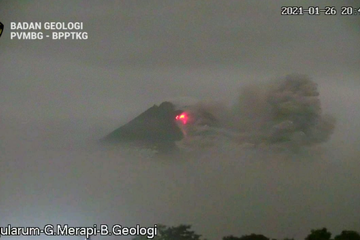 Gunung Merapi Kembali Keluarkan Lava Pijar Meluncur Hingga Meter