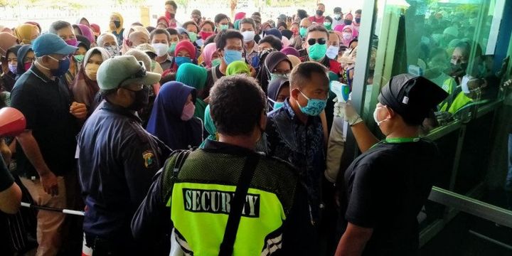 Abaikan Physical Distancing Ratusan Warga Berdempetan Antre Sembako Di