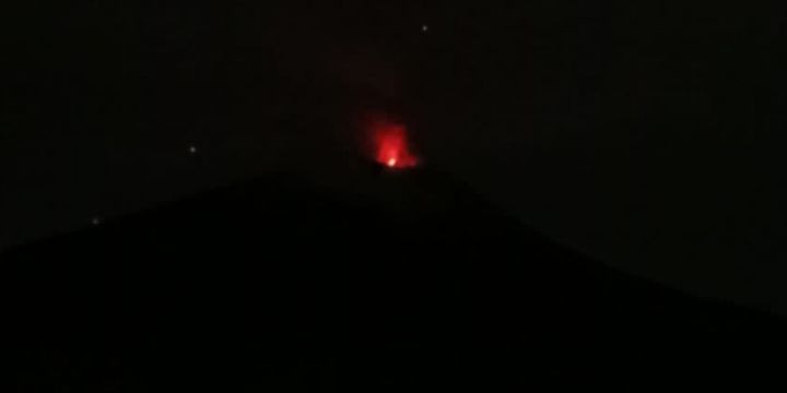 Malam Ini Gunung Ile Lewotolok Erupsi 90 Kali Disertai Dentuman Kuat