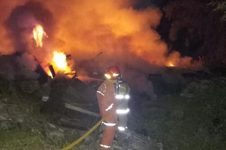 Foto Gudang Kayu Terbakar Di Duren Sawit Pemilik Sempat Tak Mau Api