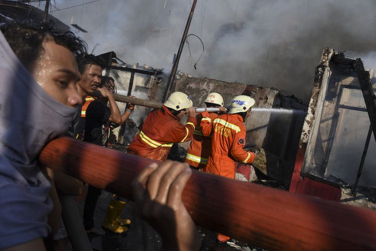 Foto Berita Foto Berjibaku Memadamkan Kebakaran Di Bendungan Hilir