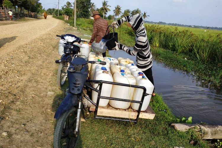 Foto Puluhan Tahun Merdeka Kapan Kami Tak Minum Air Asin Lagi