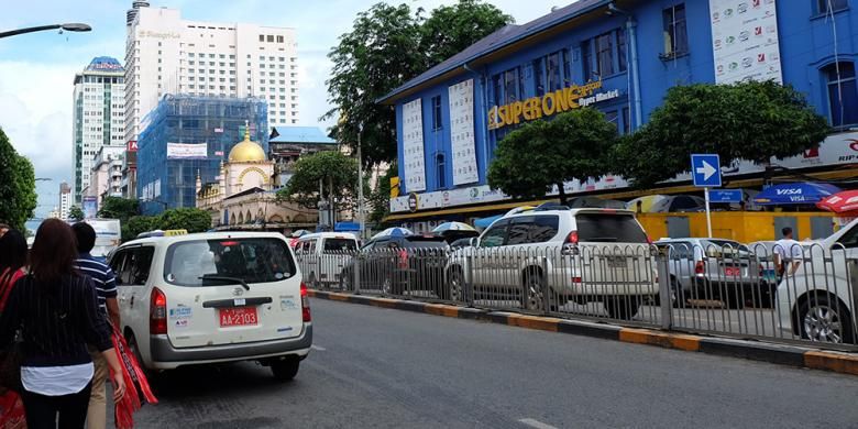 Foto Ketika Azan Berkumandang Di Pusat Kota Yangon