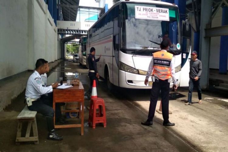 Foto Siap Siap Bus Tak Layak Operasi Diusir Dari Terminal Merak