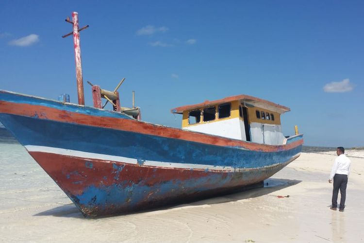 Foto Warga Temukan Kapal Kosong Hanyut Diterpa Gelombang