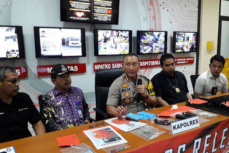 Foto Perampok Toko Emas Di Balaraja Pakai Mobil Rental Saat Beraksi