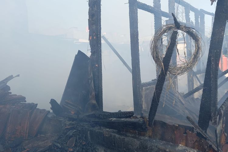 Rumah Dua Lantai Di Cakung Hangus Terbakar