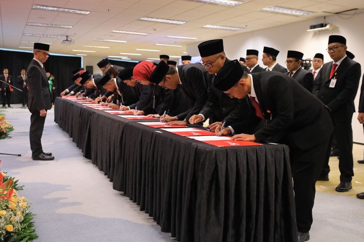 Foto Mahendra Siregar Lantik Kepala Ojk Daerah Simak Daftarnya