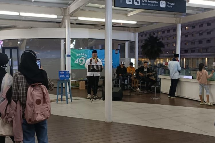 Foto Menikmati Hiburan Murah Meriah Di Halte Transjakarta Bundaran HI