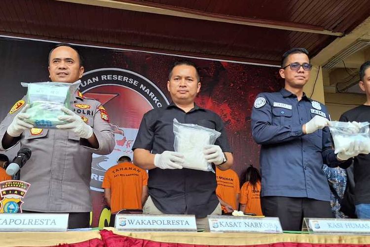 Bandar Narkoba Ditangkap Bersama Tunangannya Di Pekanbaru Polisi Sita