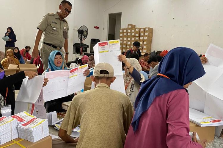 Foto Awasi Sortir Lipat Surat Suara Bawaslu Jakbar Ada Pergantian