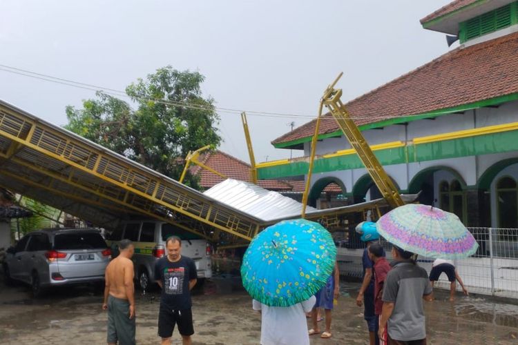 Hujan Es Disertai Angin Kencang Melanda Jombang Sejumlah Rumah Rusak