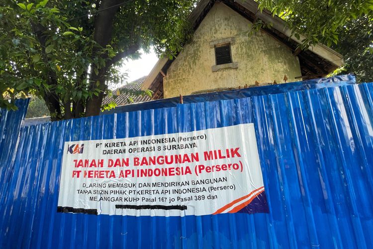 Foto Tak Bayar Sewa Dan Dipakai Usaha Kai Daop Surabaya Segel