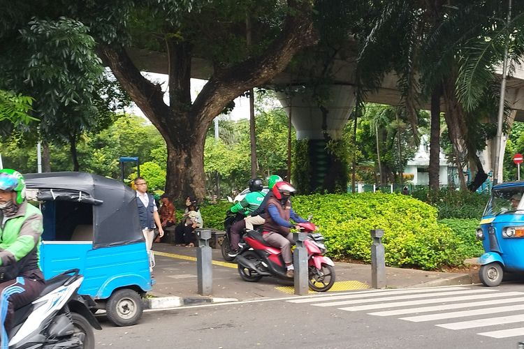 Foto Sepeda Motor Yang Nekat Lewat Trotoar Bisa Kena Denda Rp