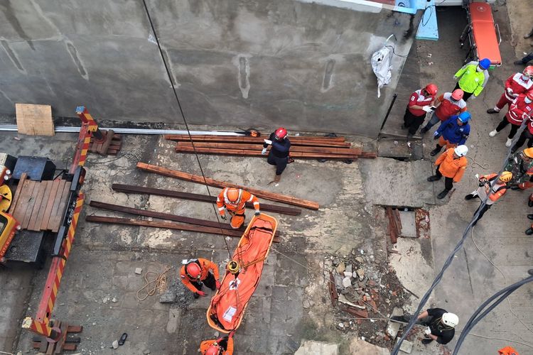 Foto Hari Misi Evakuasi Jasad Reruntuhan Coran Tower Bekasi Kini