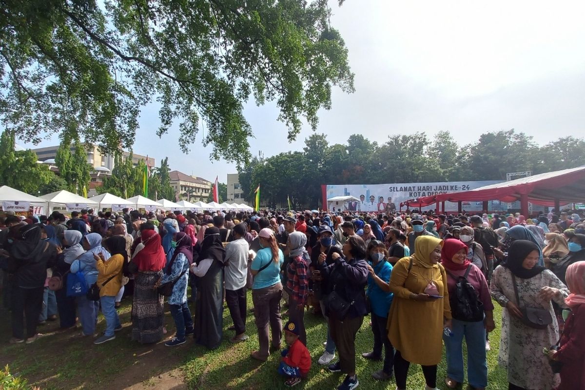 Ribuan Warga Padati Balai Kota Depok Berburu Makanan Gratis Pada