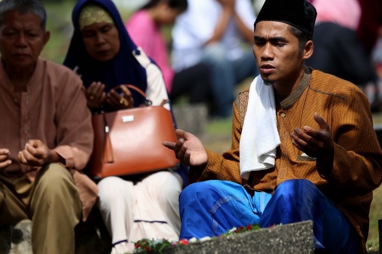 Jelang Ramadan Tpu Karet Bivak Ramai Didatangi Peziarah