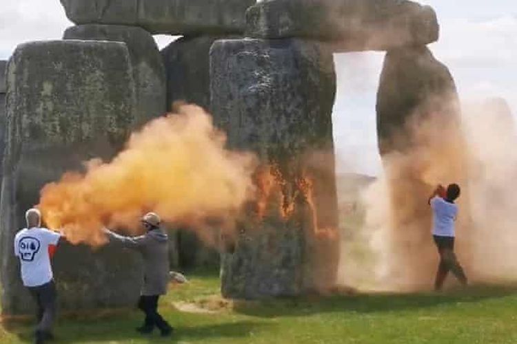 Aktivis Inggris Semprot Stonehenge Dengan Cat Oranye Picu Kemarahan