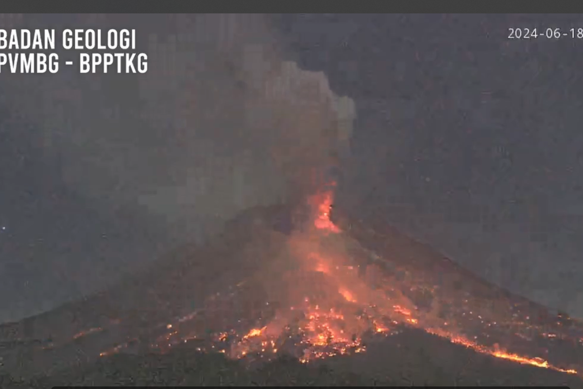 Gunung Merapi Keluarkan Awan Panas Guguran Jarak Luncur Km