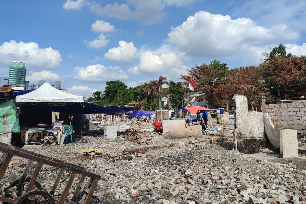 Korban Kebakaran Hebat Di Simprug Jaksel Mulai Dirikan Tenda Di Bekas