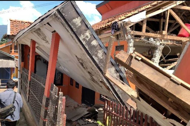 Foto BERITA FOTO Gempa Bandung Hancurkan Kecamatan Kertasari Halaman 1