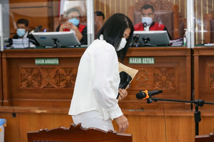 Foto BERITA FOTO ART Susi Peluk Putri Candrawathi Dan Cium Tangan