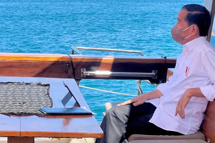 Berita Foto Dari Labuan Bajo Jokowi Naik Kapal Pinisi Menuju Pulau Rinca