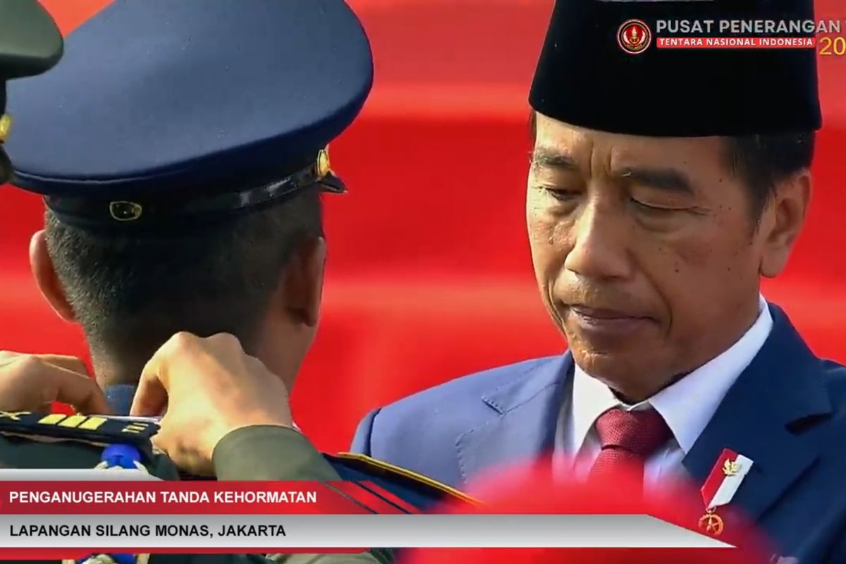 Jokowi Beri Tanda Kehormatan Bintang Yudha Dharma Pratama Dan