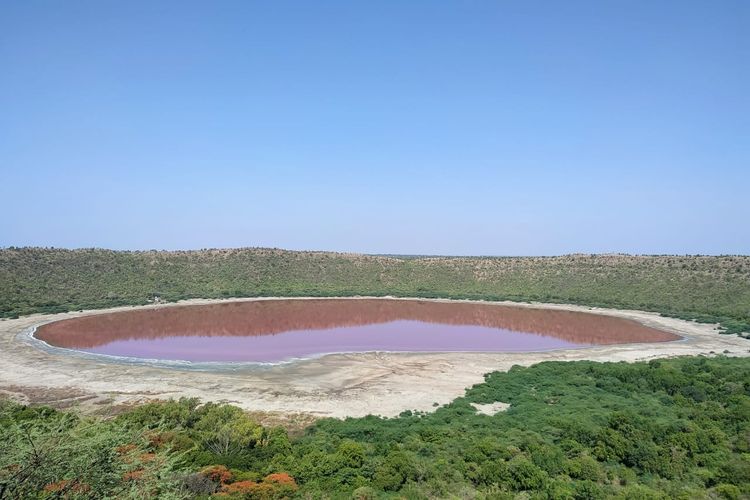 Penampakan Danau Lonar yang berubah warna menjadi merah muda dalam semalam. 