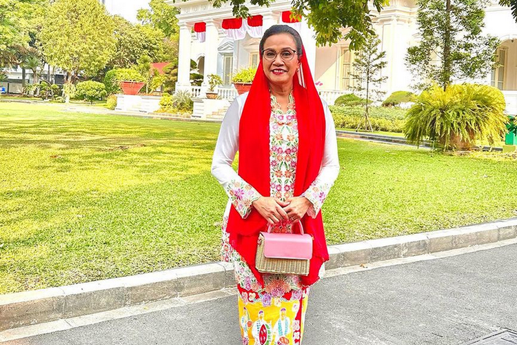 Foto Sri Mulyani Pakai Tas Barbie Lokal Di Istana Berkebaya