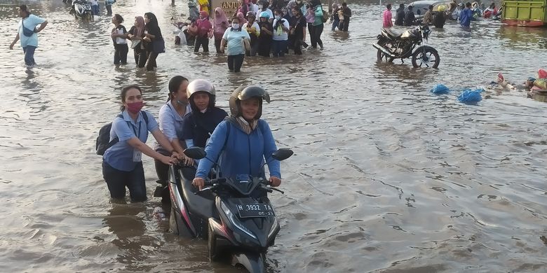 Berita Terkini Harian Banjir Rob Di Pelabuhan Tanjung Emas Semarang