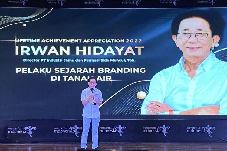 Foto Direktur Sido Muncul Raih Lifetime Achievement Dari Indonesia