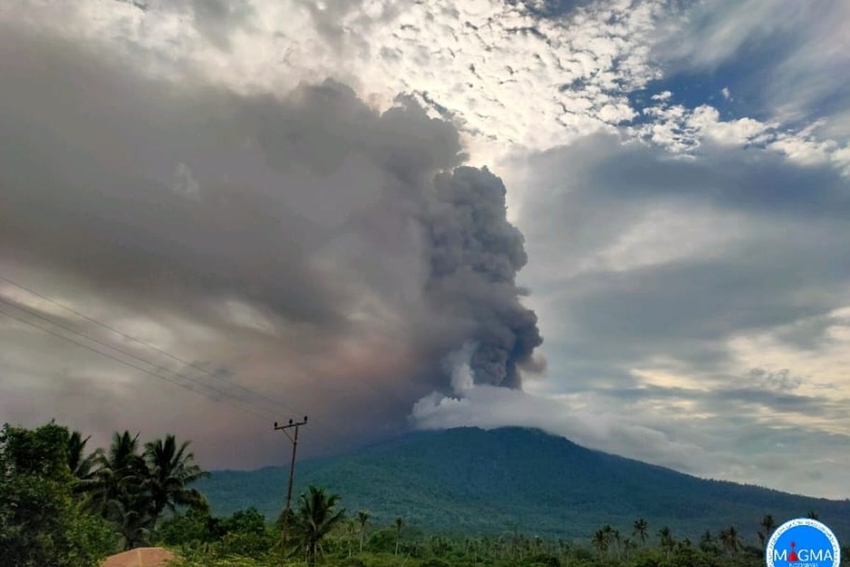 Gunung Lewotobi Meletus Pagi Ini Tinggi Kolom Abu Capai Km