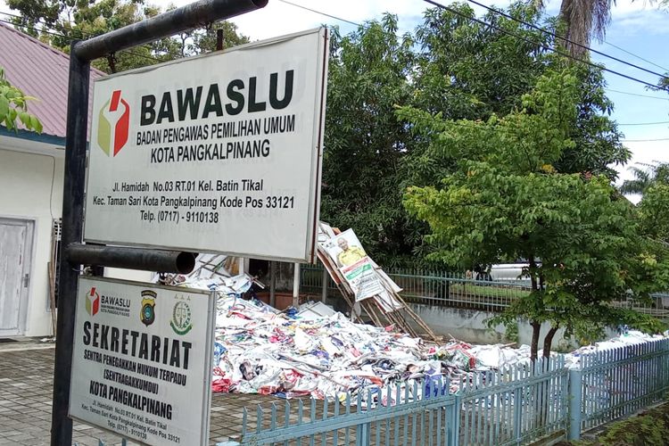 Ribuan Sampah Peraga Kampanye Menumpuk Di Kantor Bawaslu Pangkalpinang