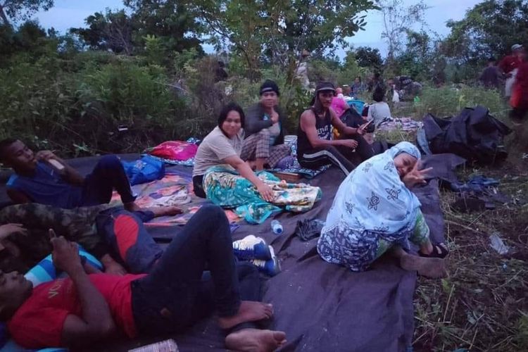 Terus Rasakan Gempa Susulan Warga Maluku Barat Daya Bertahan Di Pegunungan