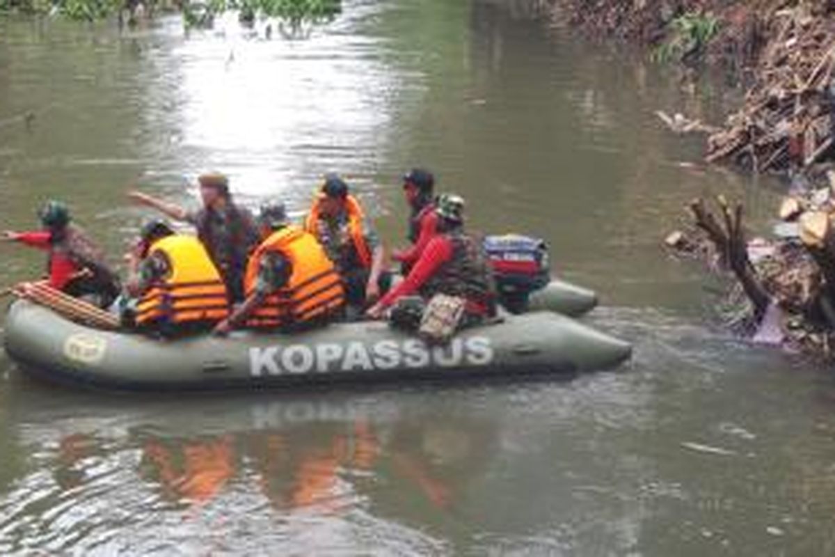 Naik Perahu Kopassus Pangdam Jaya Tinjau Pembersihan Ciliwung