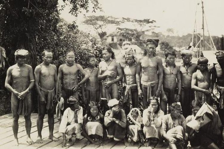 Foto Makna Penunggu Dalam Budaya Mistis Suku Dayak Tradisional