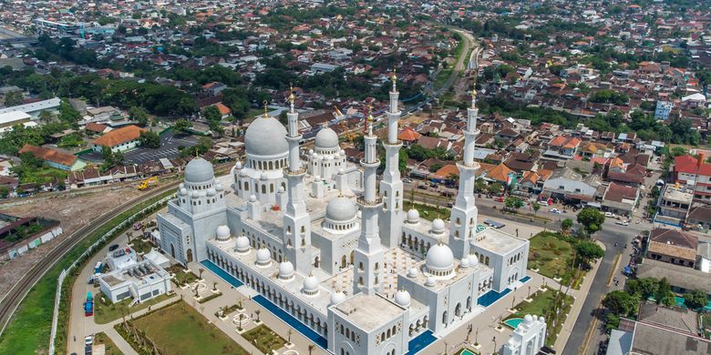 Berita Harian Masjid Raya Shekh Zayed Dibuka Untuk Umum Januari 2023