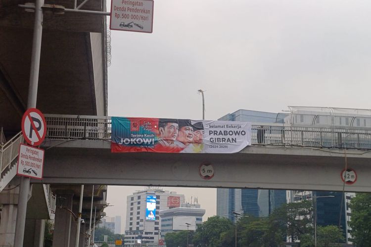 Foto Spanduk Terima Kasih Jokowi Betebaran Di Jalan Gatot Soebroto