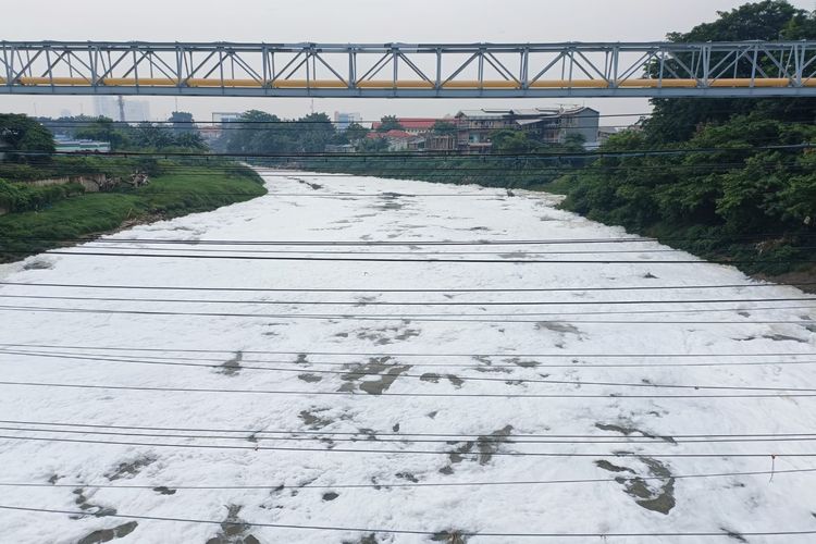 Diduga Tercemar Limbah Kali Bekasi Diselimuti Salju Dan Mengeluarkan