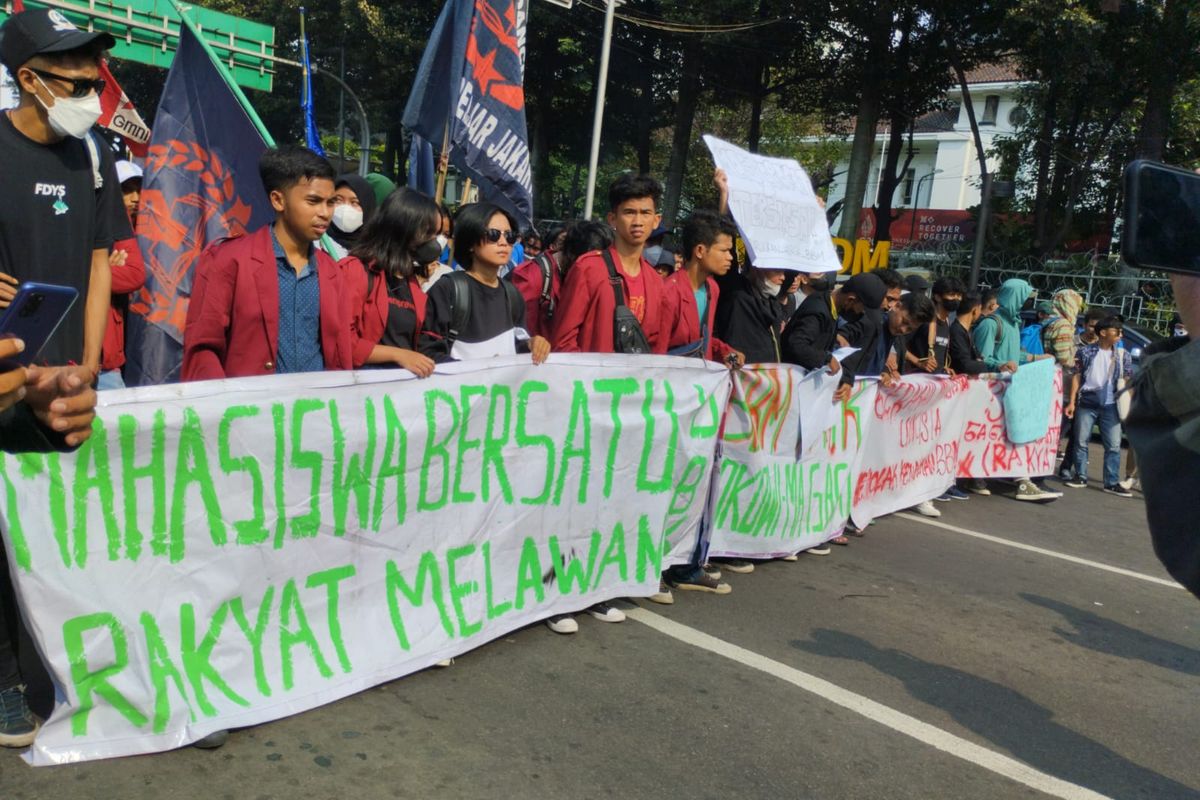 Demo Tolak Kenaikan Harga Bbm Massa Mahasiswa Bergabung Dengan Buruh