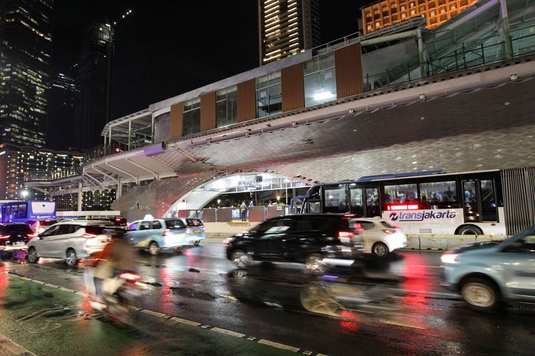 Foto Halte Bundaran Hi Sempat Bocor Transjakarta Masih Tanggung