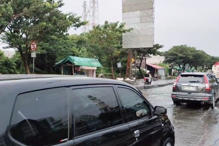 Banjir Rob Masih Merendam Jalan Pantura Kaligawe Semarang Pemudik