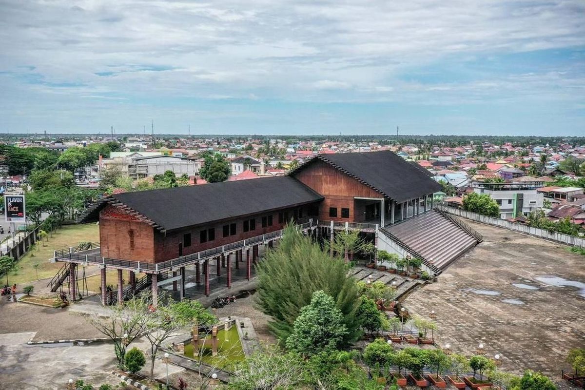 Mengenal Radakng Rumah Adat Terbesar Di Indonesia Milik Suku Dayak