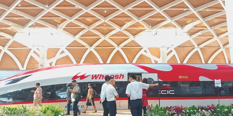 Berita Terkini Harian Kereta Cepat Whoosh Resmi Beroperasi Terbaru Hari