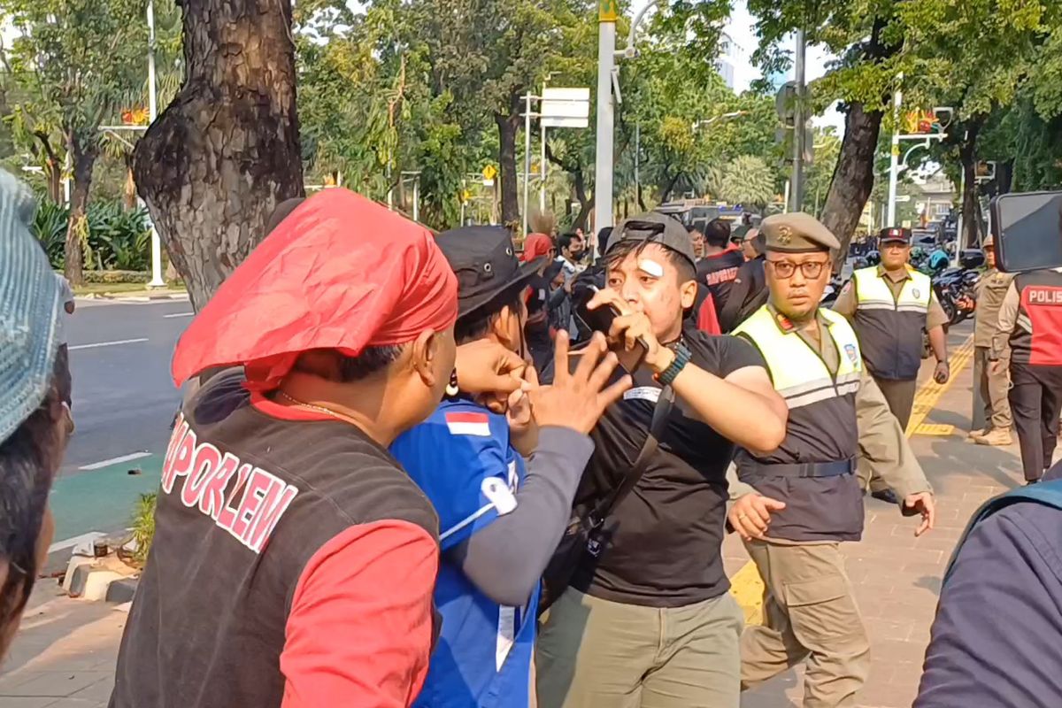 Demo Di Balai Kota DKI Ricuh Massa Buruh Nyaris Keroyok Pria Diduga