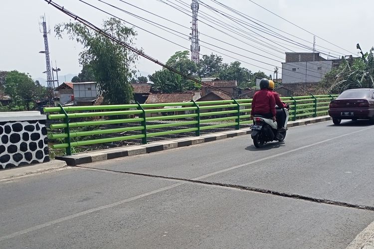 Belum Satu Bulan Diresmikan Jembatan Cisangkuy Senilai Rp Juta