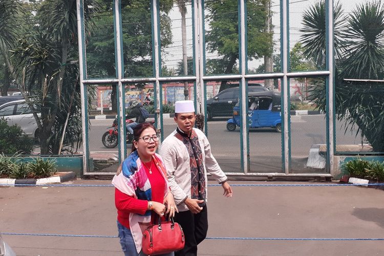 Foto Tiba Di LP Cipinang Ibunda Kriss Hatta Semringah