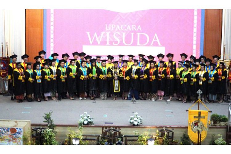 Gelar Wisuda Periode II Tahun 2024 UKSW Wisuda 538 Creative Minority