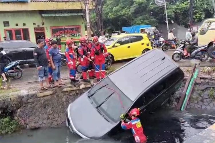 Mobil Terperosok Sungai Di Jalan Kapuk Raya Tak Ada Korban Jiwa